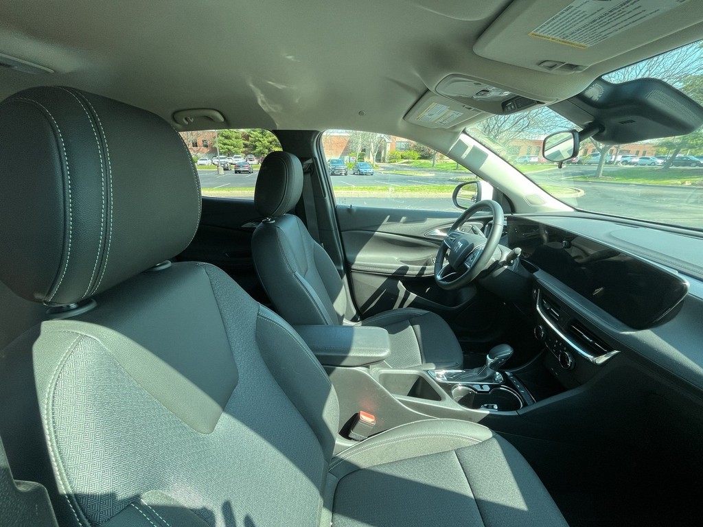 Buick ENCORE GX Vehicle Full-screen Gallery Image 18
