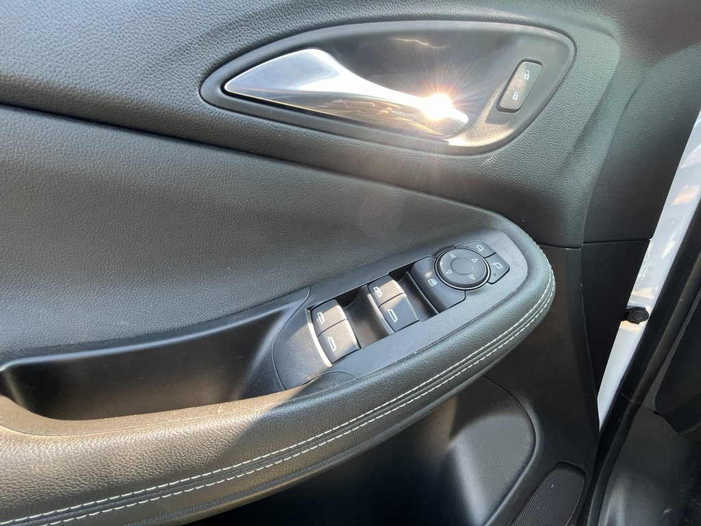 Buick ENCORE GX Vehicle Full-screen Gallery Image 21