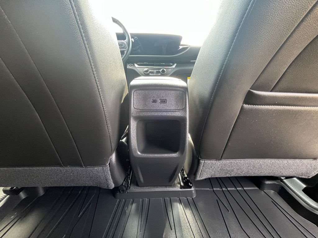 Buick ENVISTA Vehicle Full-screen Gallery Image 12