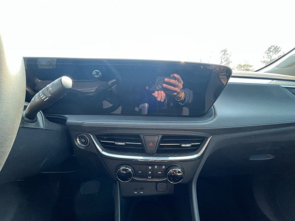 Buick Encore GX Vehicle Full-screen Gallery Image 15