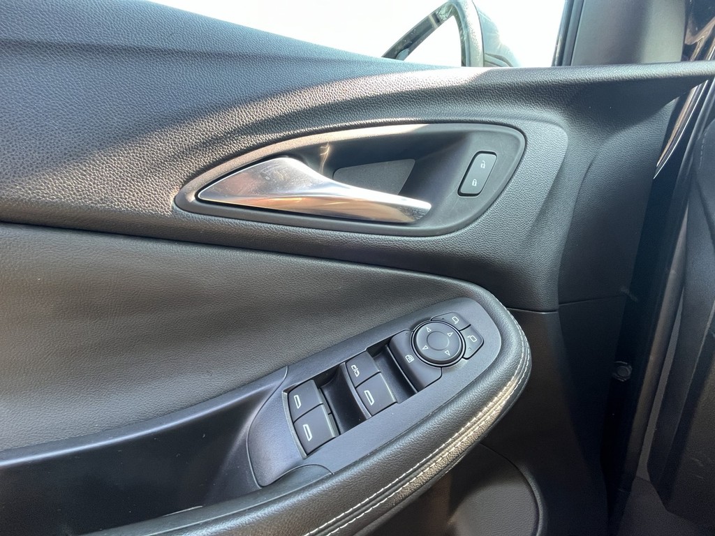 Buick Encore GX Vehicle Full-screen Gallery Image 21