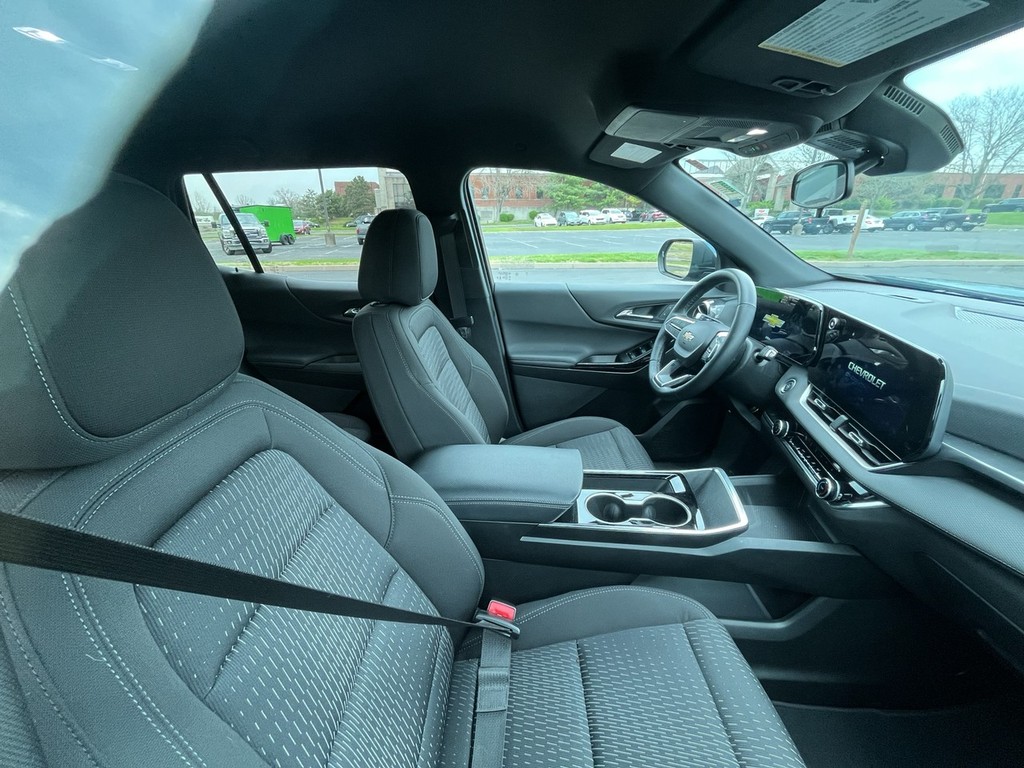 Chevrolet Equinox Vehicle Full-screen Gallery Image 18