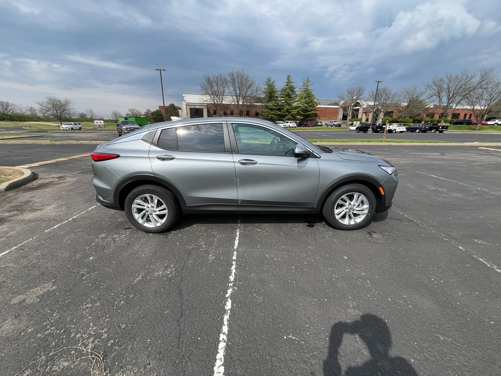 Buick Envista Vehicle Full-screen Gallery Image 05