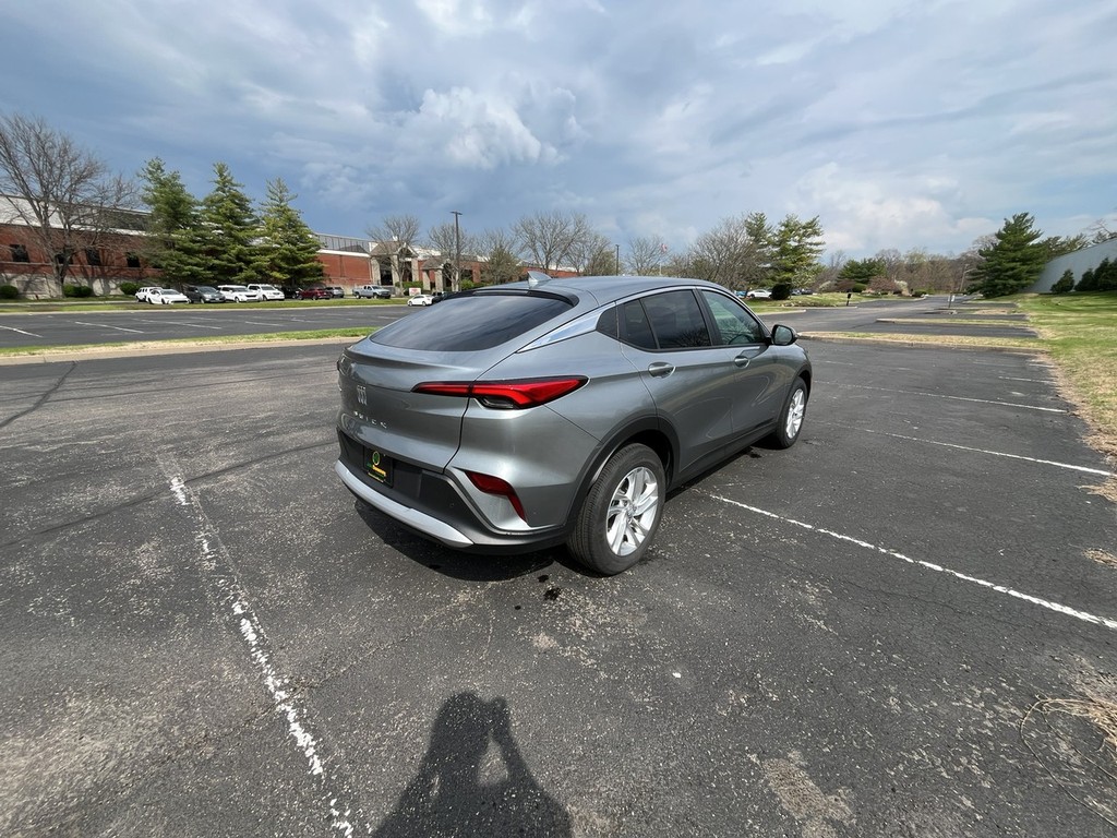 Buick Envista Vehicle Full-screen Gallery Image 06