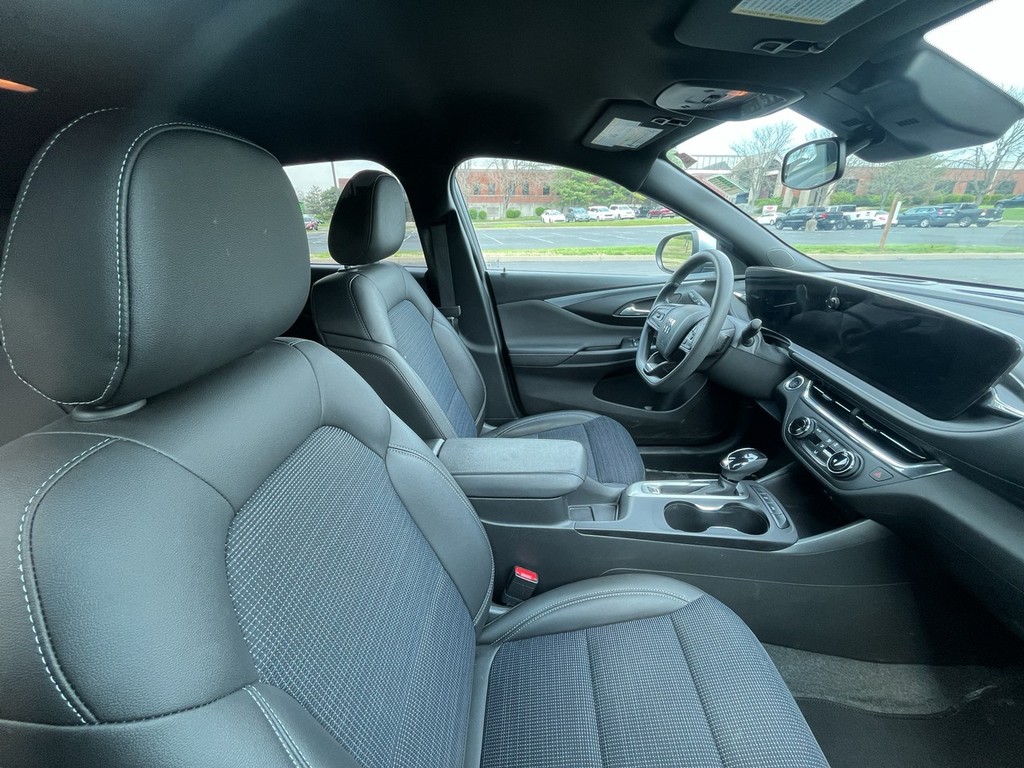 Buick Envista Vehicle Full-screen Gallery Image 18