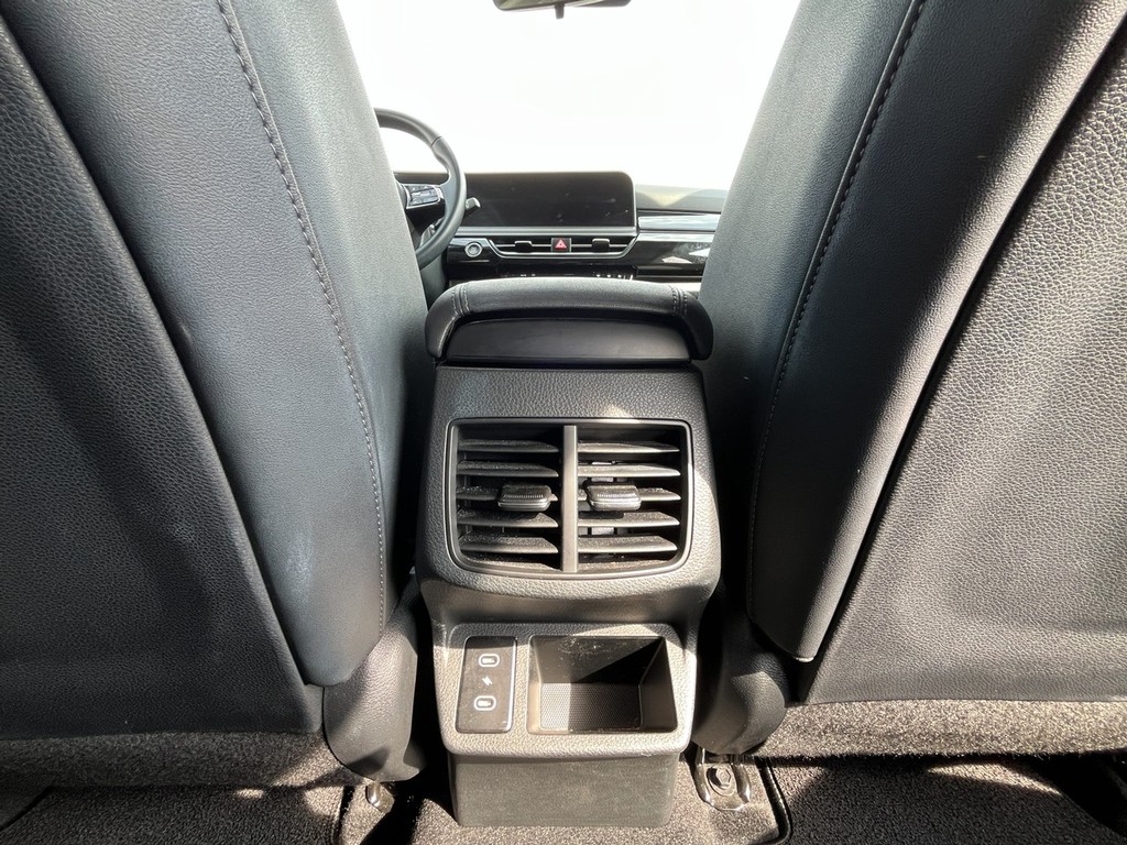 Kia Seltos Vehicle Full-screen Gallery Image 03