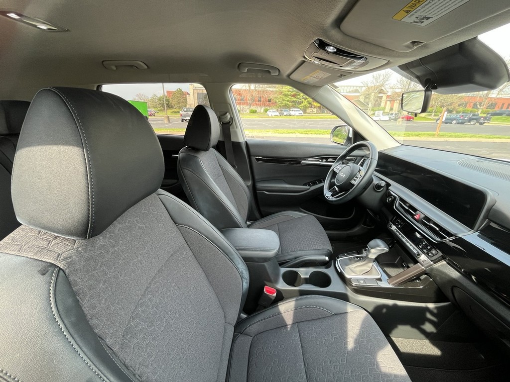 Kia Seltos Vehicle Full-screen Gallery Image 09