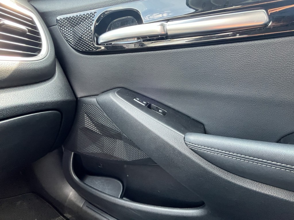 Kia Seltos Vehicle Full-screen Gallery Image 13