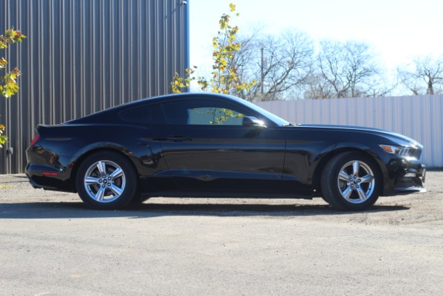 Ford Mustang Vehicle Full-screen Gallery Image 03