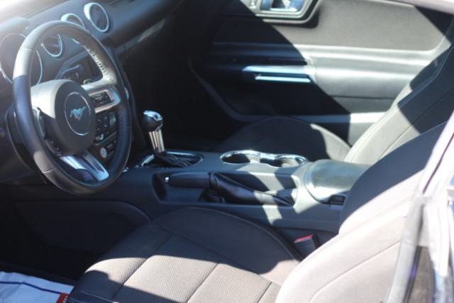 Ford Mustang Vehicle Full-screen Gallery Image 08