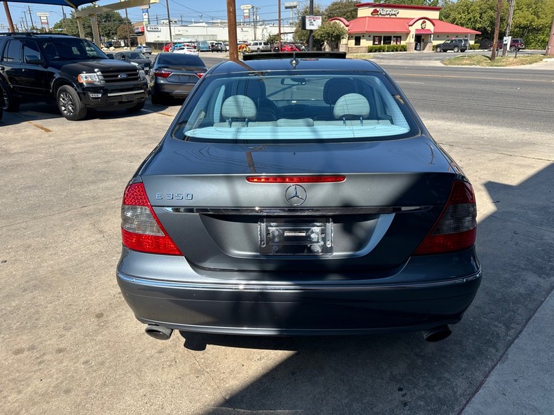 Mercedes-Benz E-Class Vehicle Full-screen Gallery Image 03