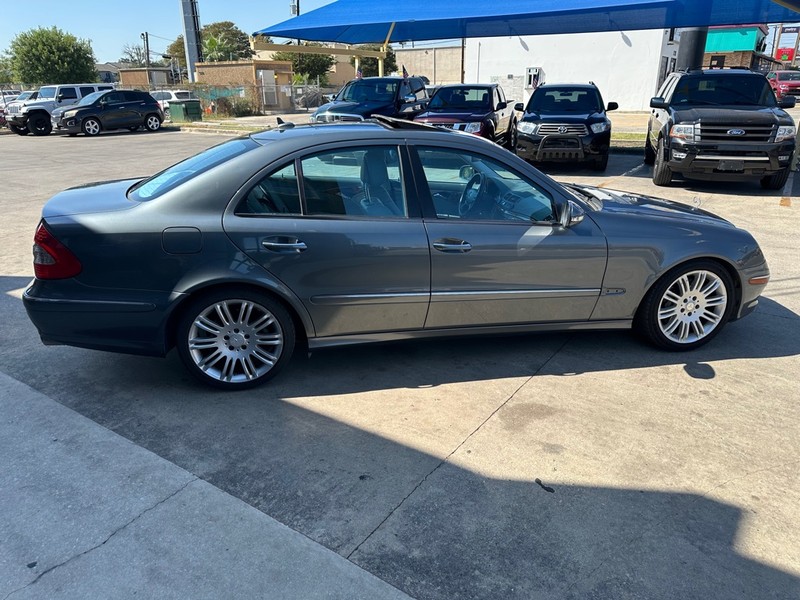 Mercedes-Benz E-Class Vehicle Full-screen Gallery Image 04