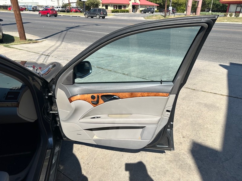 Mercedes-Benz E-Class Vehicle Full-screen Gallery Image 05