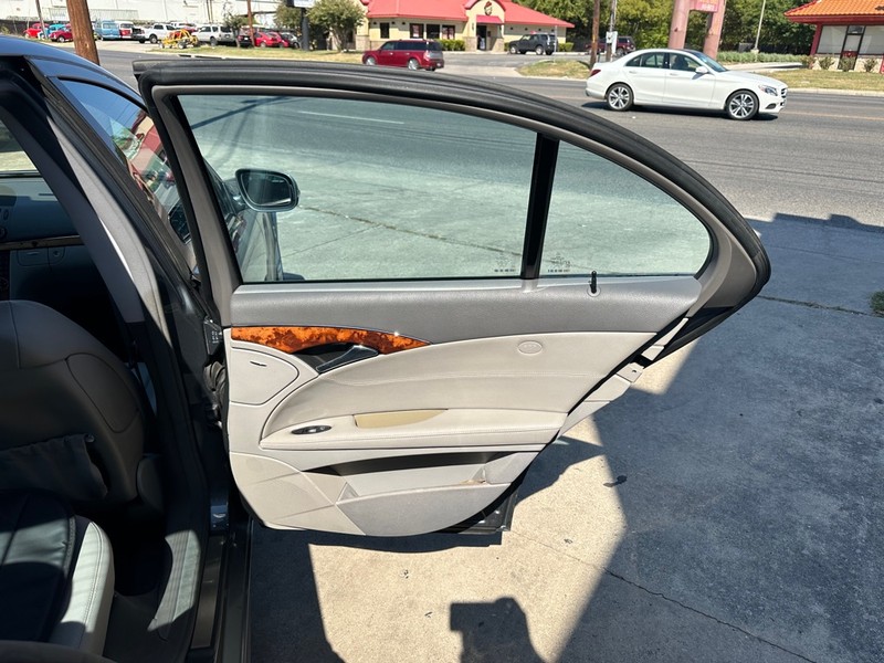 Mercedes-Benz E-Class Vehicle Full-screen Gallery Image 06