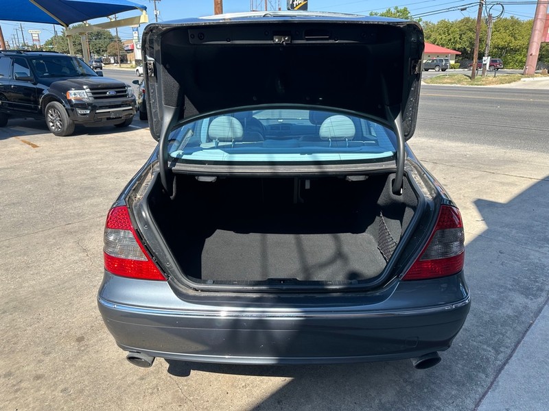 Mercedes-Benz E-Class Vehicle Full-screen Gallery Image 07