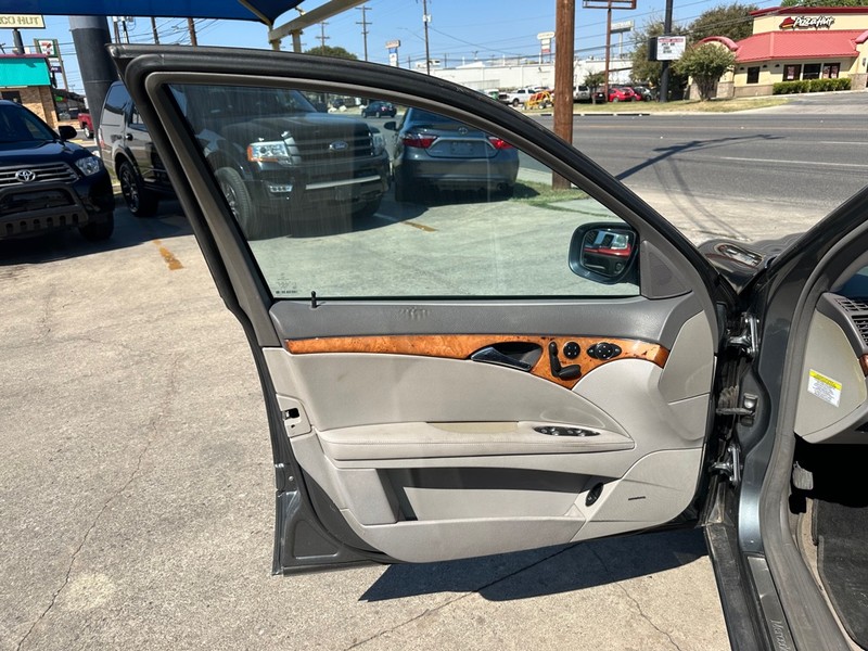 Mercedes-Benz E-Class Vehicle Full-screen Gallery Image 08