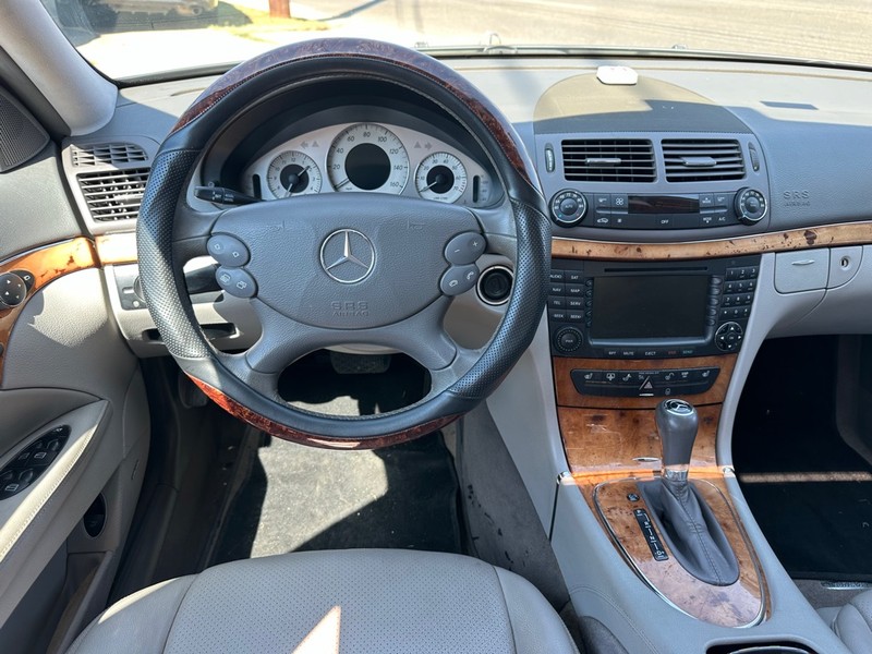 Mercedes-Benz E-Class Vehicle Full-screen Gallery Image 09