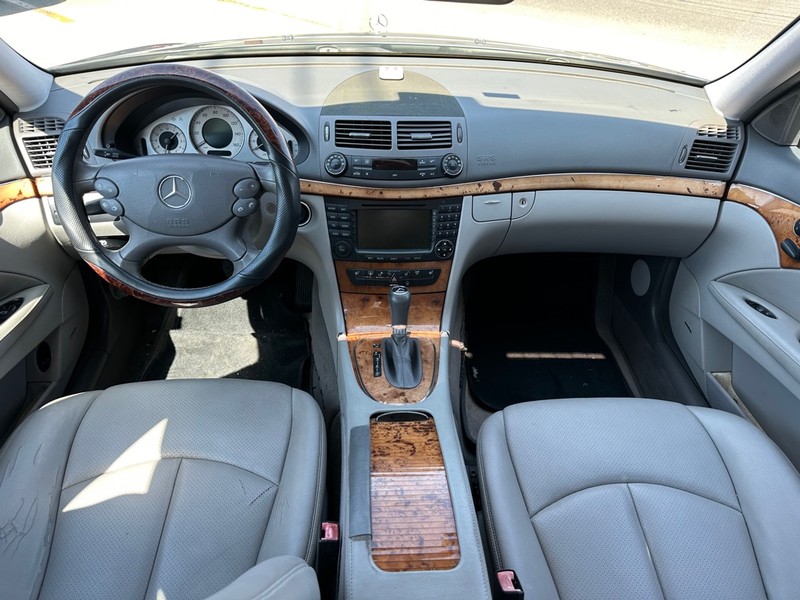 Mercedes-Benz E-Class Vehicle Full-screen Gallery Image 11