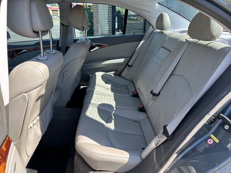 Mercedes-Benz E-Class Vehicle Full-screen Gallery Image 12