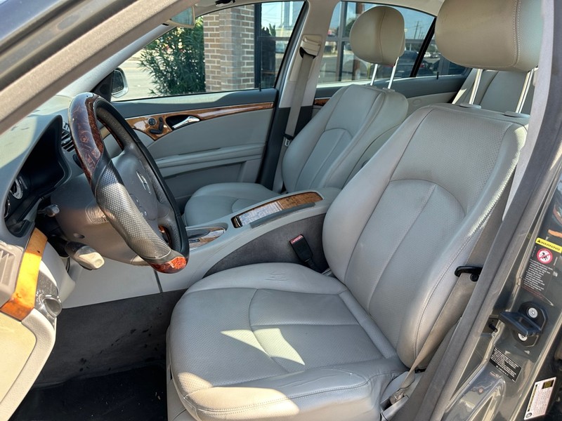 Mercedes-Benz E-Class Vehicle Full-screen Gallery Image 13