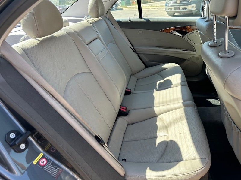 Mercedes-Benz E-Class Vehicle Full-screen Gallery Image 14