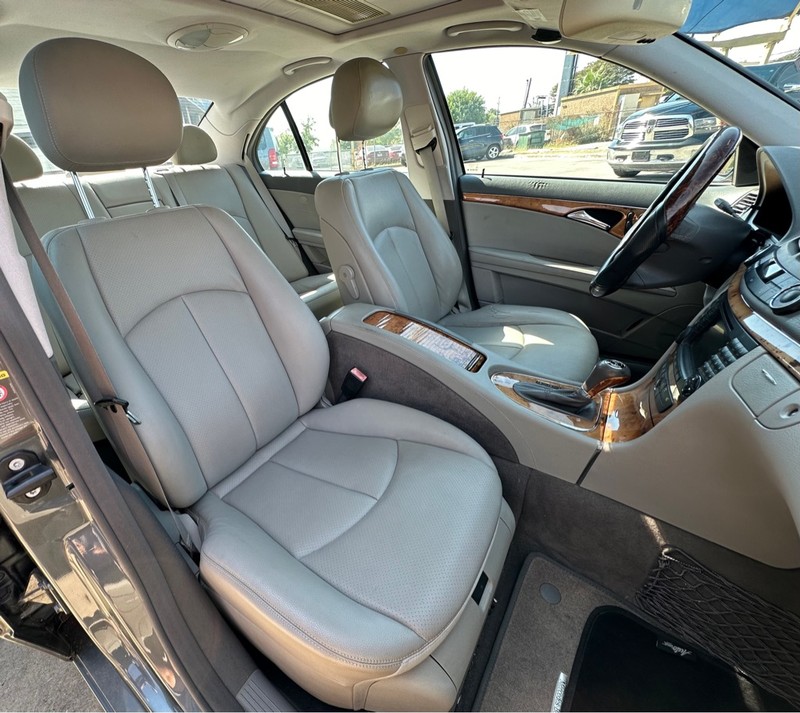 Mercedes-Benz E-Class Vehicle Full-screen Gallery Image 15