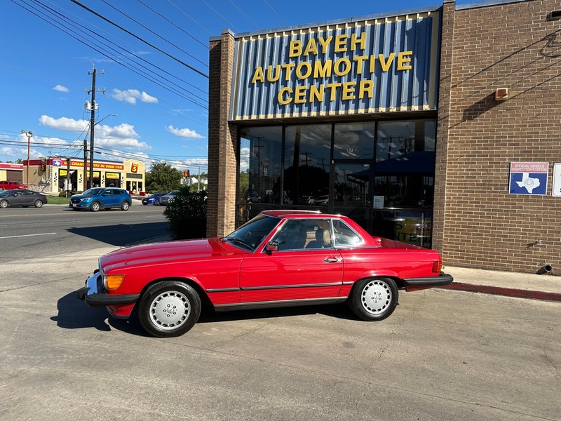 Mercedes-Benz 560 Vehicle Full-screen Gallery Image 02