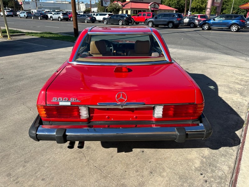 Mercedes-Benz 560 Vehicle Full-screen Gallery Image 04