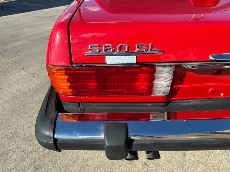 Mercedes-Benz 560 Series Vehicle Full-screen Gallery Image 05