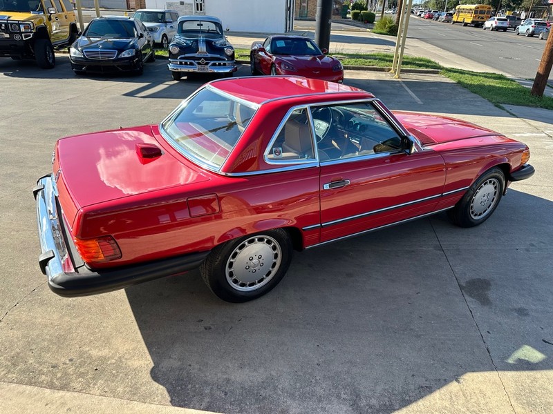 Mercedes-Benz 560 Series Vehicle Full-screen Gallery Image 06