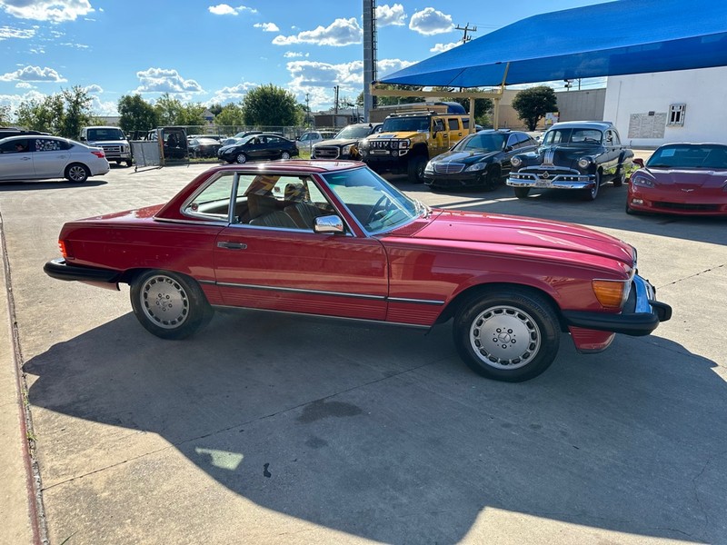 Mercedes-Benz 560 Series Vehicle Full-screen Gallery Image 07