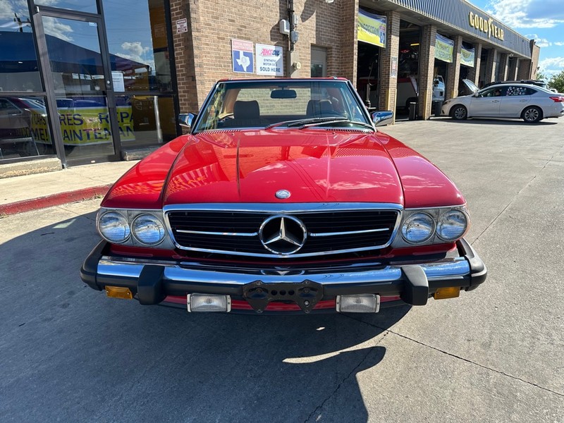 Mercedes-Benz 560 Series Vehicle Full-screen Gallery Image 08