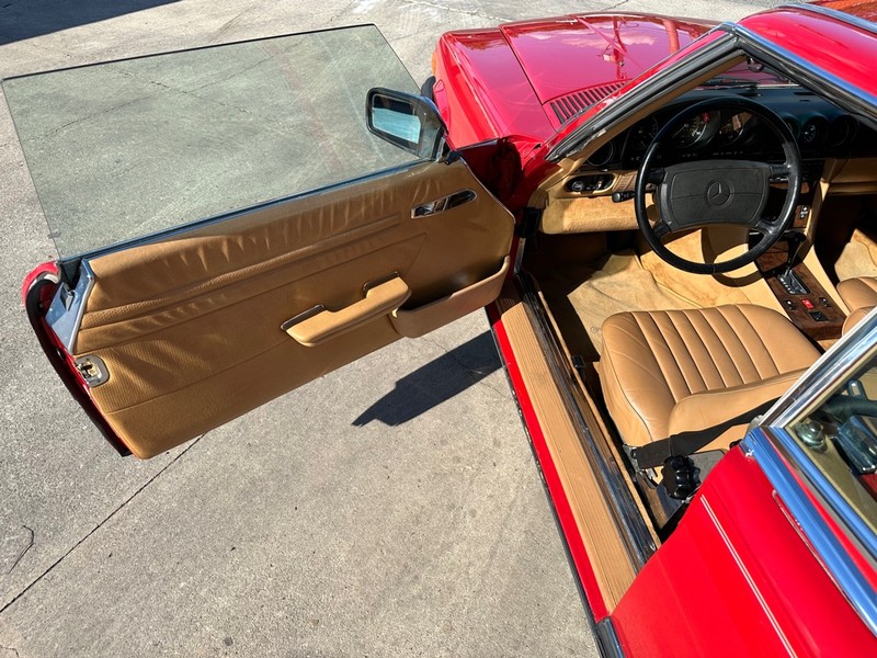 Mercedes-Benz 560 Series Vehicle Full-screen Gallery Image 09