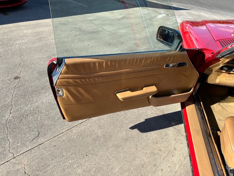 Mercedes-Benz 560 Series Vehicle Full-screen Gallery Image 10