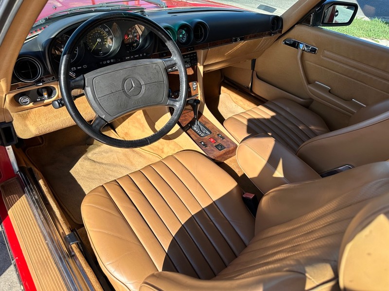 Mercedes-Benz 560 Series Vehicle Full-screen Gallery Image 11