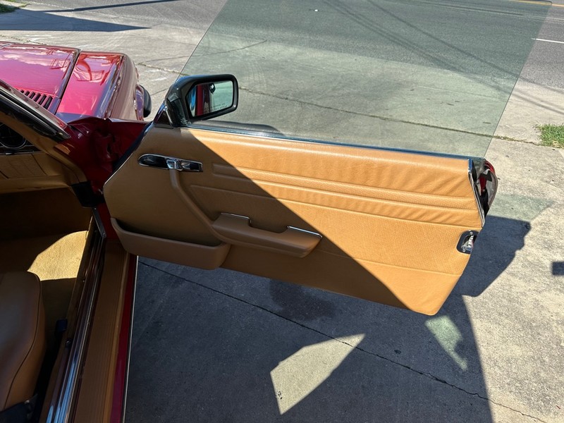 Mercedes-Benz 560 Series Vehicle Full-screen Gallery Image 12