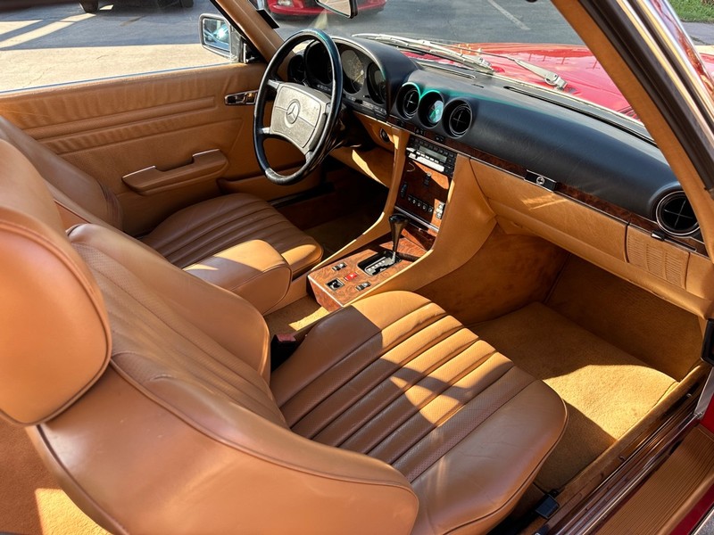 Mercedes-Benz 560 Series Vehicle Full-screen Gallery Image 13