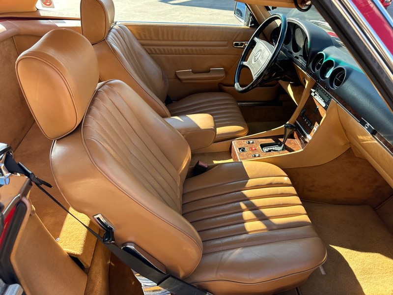 Mercedes-Benz 560 Series Vehicle Full-screen Gallery Image 14