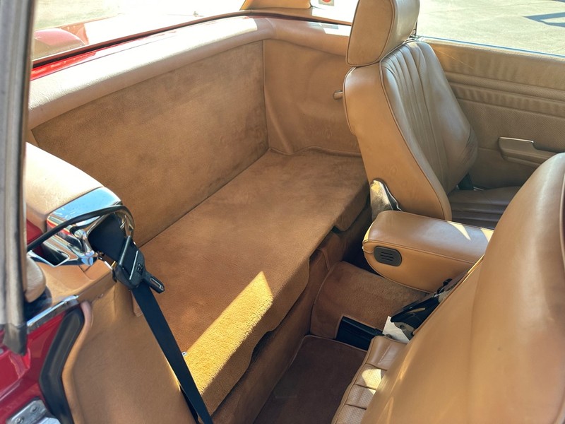 Mercedes-Benz 560 Vehicle Full-screen Gallery Image 15