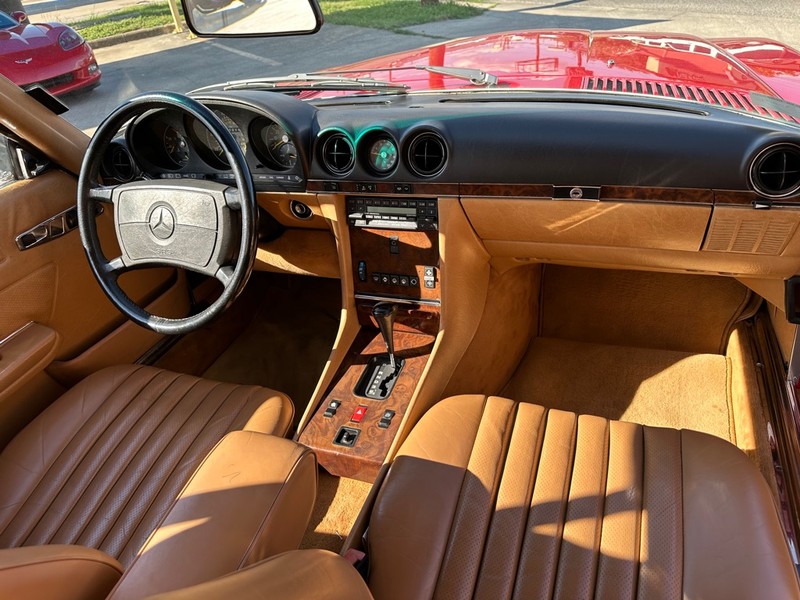 Mercedes-Benz 560 Vehicle Full-screen Gallery Image 16