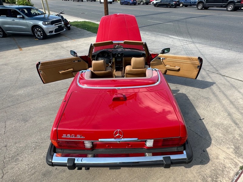 Mercedes-Benz 560 Series Vehicle Full-screen Gallery Image 18