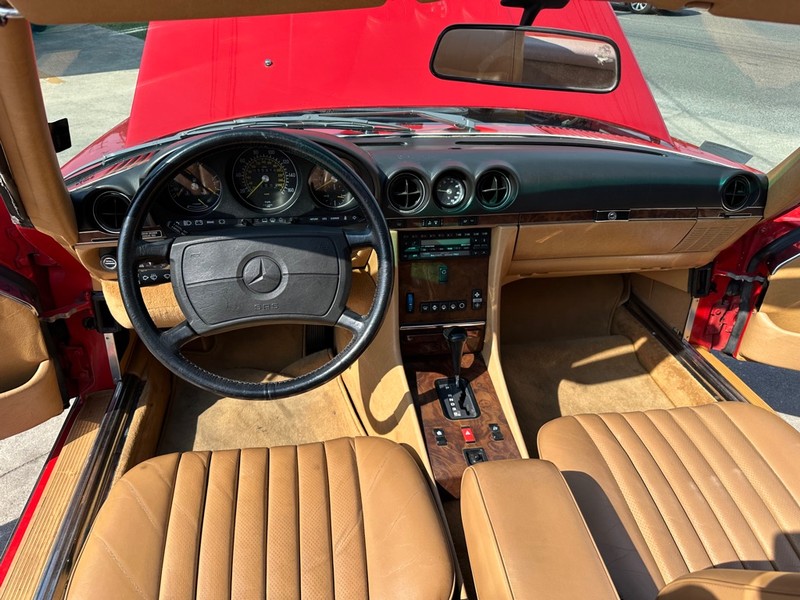 Mercedes-Benz 560 Series Vehicle Full-screen Gallery Image 19