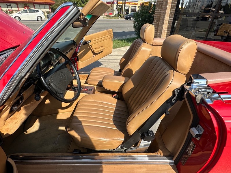 Mercedes-Benz 560 Series Vehicle Full-screen Gallery Image 20