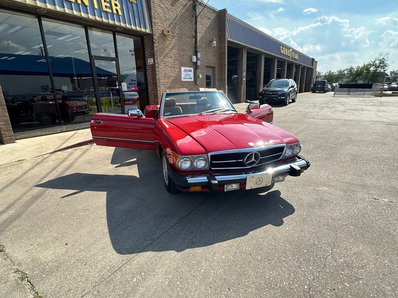 Mercedes-Benz 560 Series Vehicle Full-screen Gallery Image 21