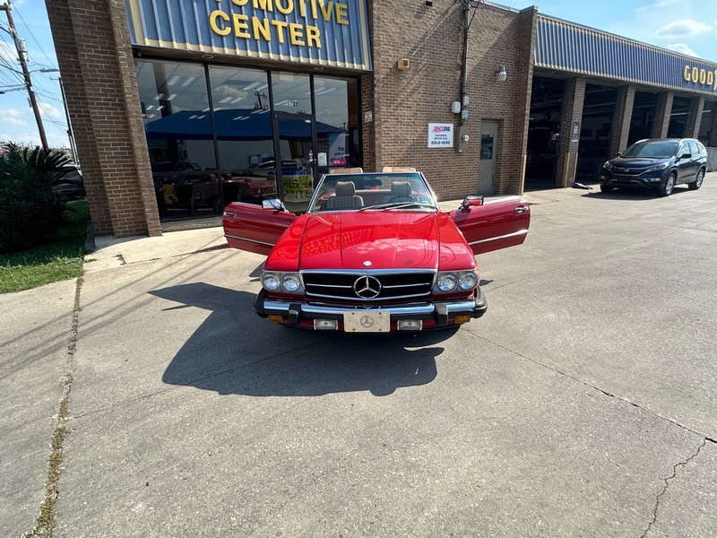 Mercedes-Benz 560 Series Vehicle Full-screen Gallery Image 22