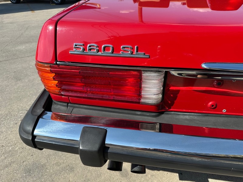 Mercedes-Benz 560 Series Vehicle Full-screen Gallery Image 23