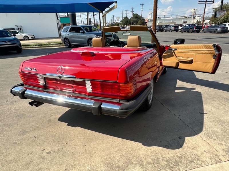 Mercedes-Benz 560 Series Vehicle Full-screen Gallery Image 24