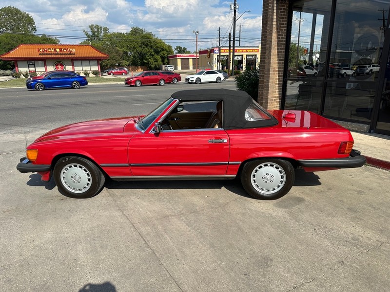 Mercedes-Benz 560 Series Vehicle Full-screen Gallery Image 25