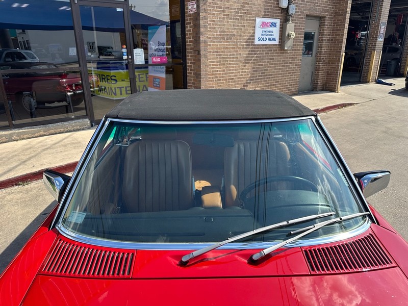 Mercedes-Benz 560 Series Vehicle Full-screen Gallery Image 28