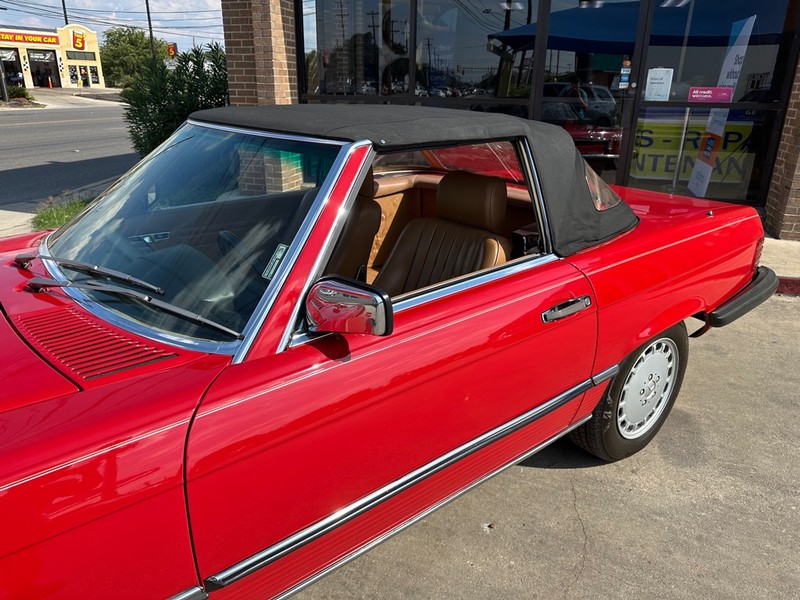 Mercedes-Benz 560 Series Vehicle Full-screen Gallery Image 29